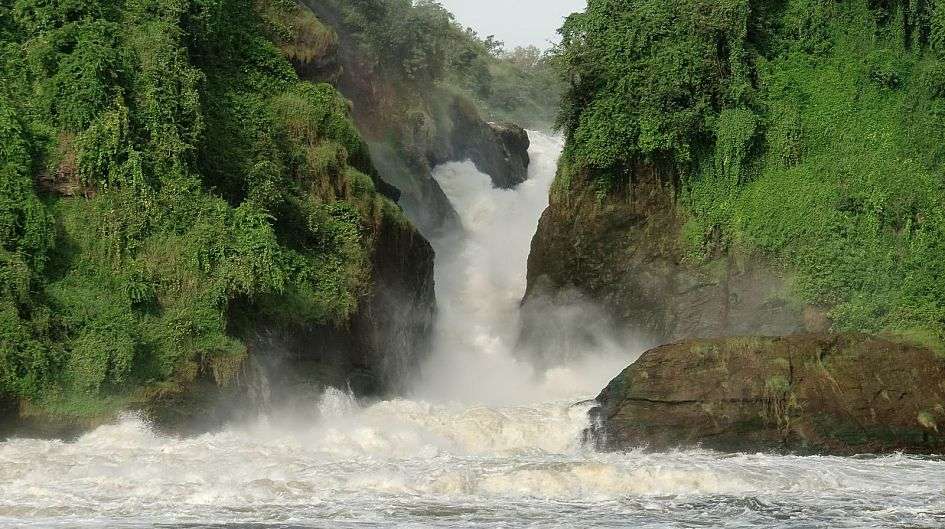 Ein Wasserfall stürzt in einen Fluss