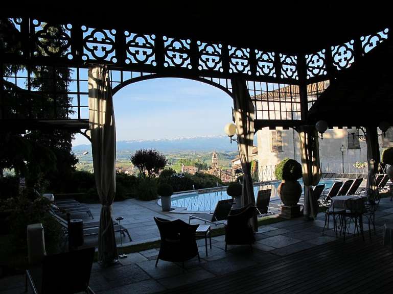 Gewaltiges Alpenpanorama: Garten der Villa