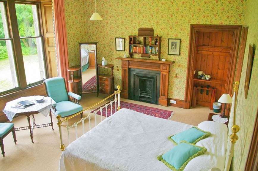 Ein Schlafzimmer mit einem Bett und einem Kamin