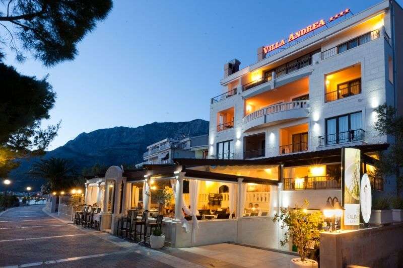 Ein großes Gebäude mit der Aufschrift „ villa andrea “ darauf