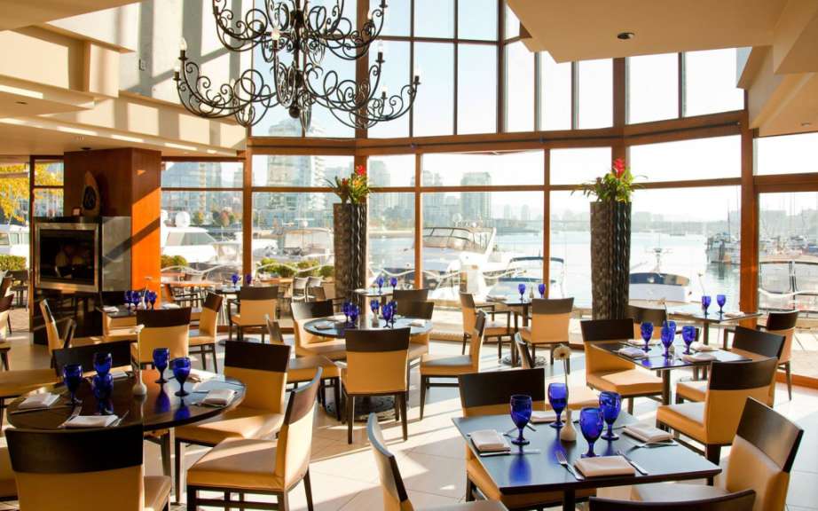 Ein Restaurant mit vielen Tischen und Stühlen und einem Kronleuchter