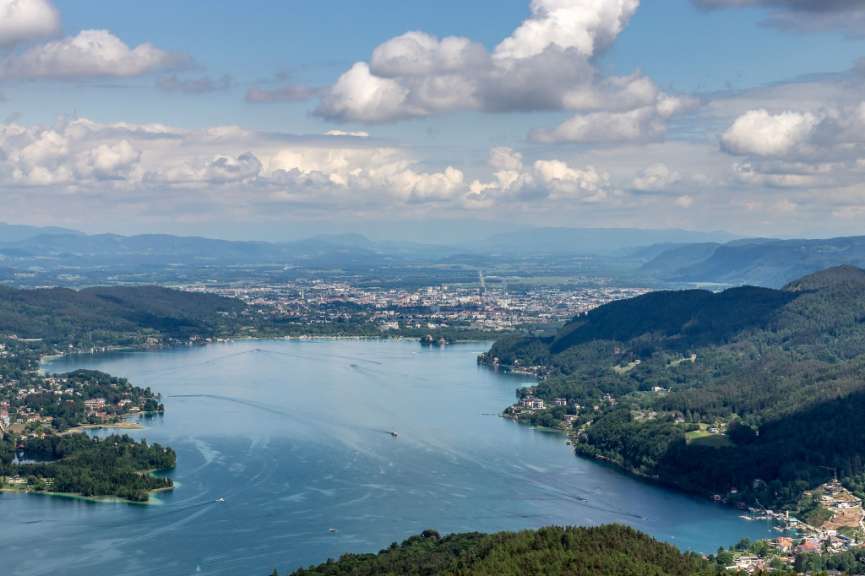Ein großer See mit einer Stadt im Hintergrund