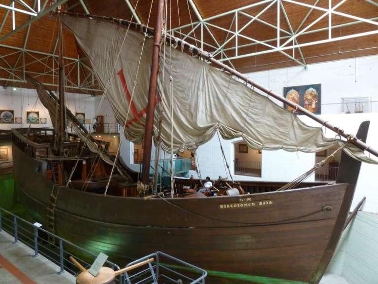 Ein braunes Segelboot mit der Aufschrift „ barcelona “ darauf