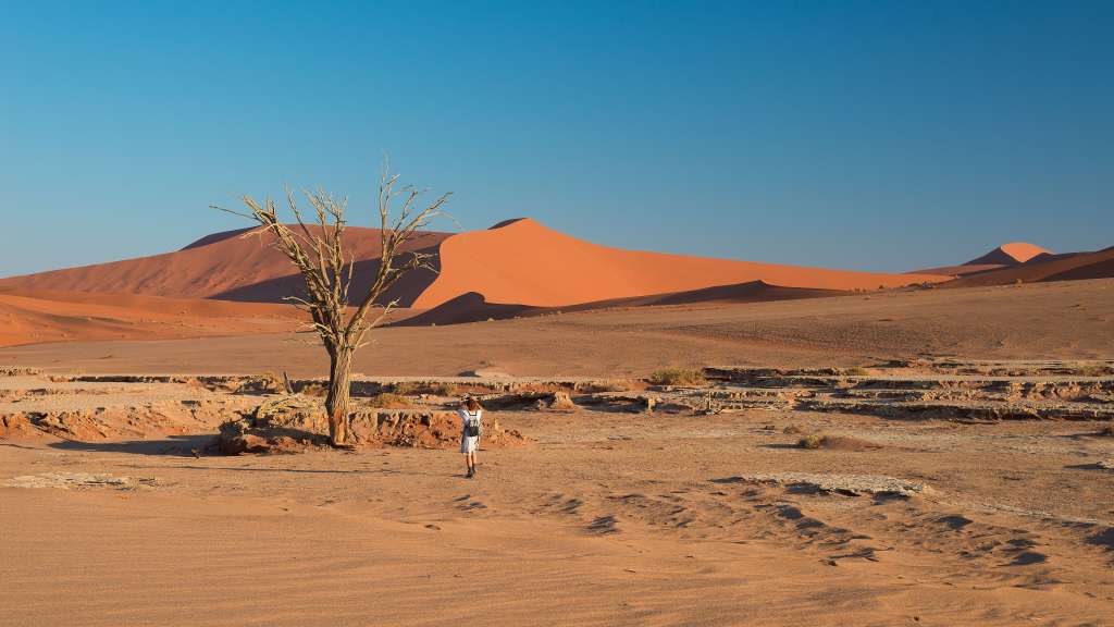 Reisende in der Landschaft von Sossusvlei