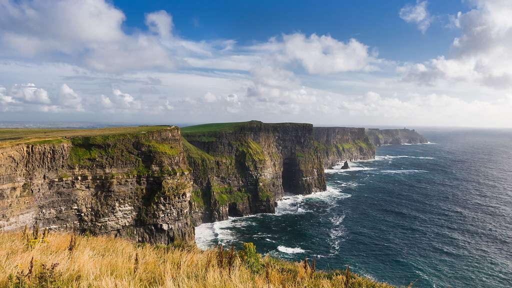 Eine Klippe über dem Ozean an einem sonnigen Tag