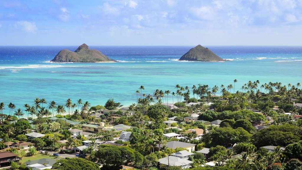 Eine Stadt mit zwei kleinen Inseln im Hintergrund