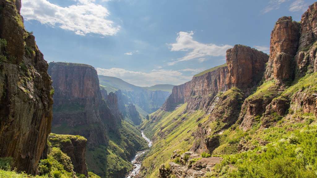 Ein Fluss fließt durch eine Schlucht zwischen zwei Felsen