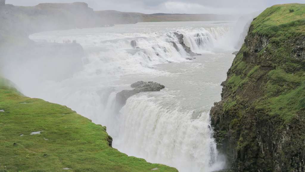 Ein riesiger Wasserfall stürzt in einen Fluss