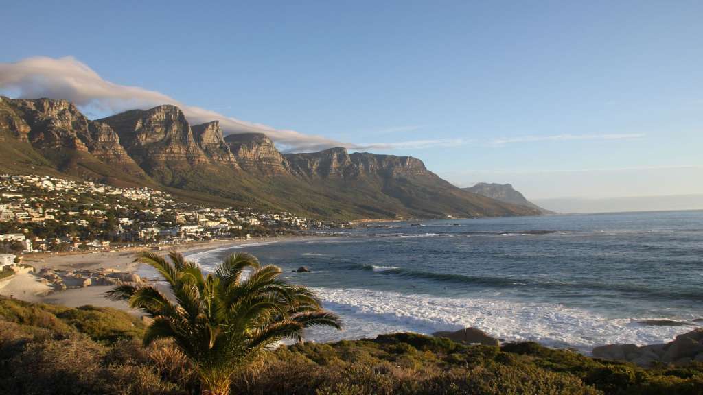 Ein Blick auf einen Strand mit Bergen im Hintergrund