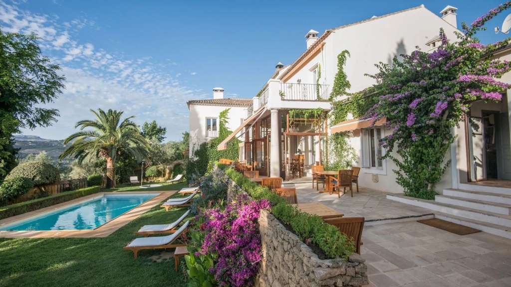 Ehemalige Olivenmühle: Hotel bei Ronda Ein großes weißes Haus mit einem großen Swimmingpool davor /media/cache/w1024-h576-c1024x576/11033556.jpg.webp
