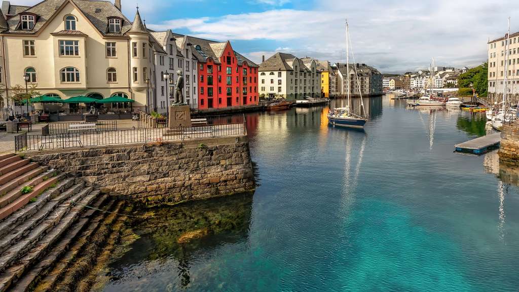 Ein Fluss mit vielen Booten und Gebäuden im Hintergrund