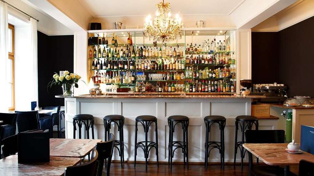 Ein Restaurant mit einer Bar und einem Kronleuchter
