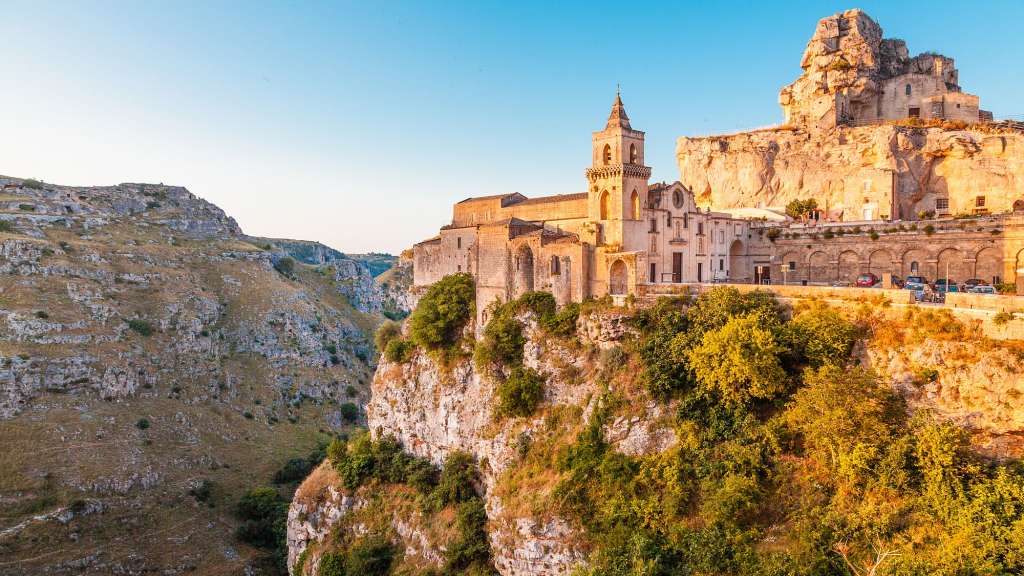 Eine Kirche sitzt auf einer Klippe mit Blick auf eine Stadt