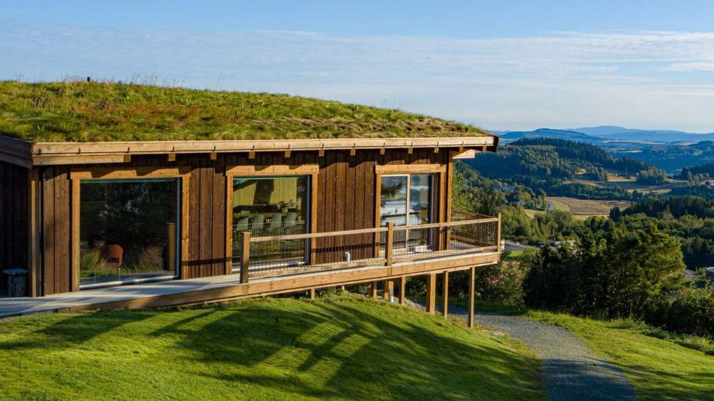 Ein kleines Holzhaus mit einem grünen Dach