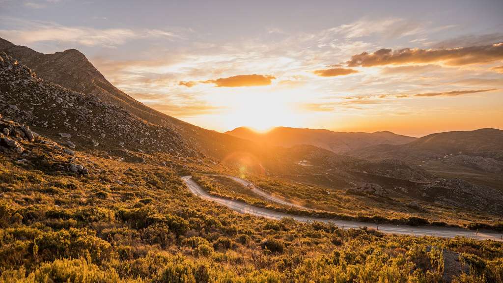 Die Sonne geht hinter den Bergen unter