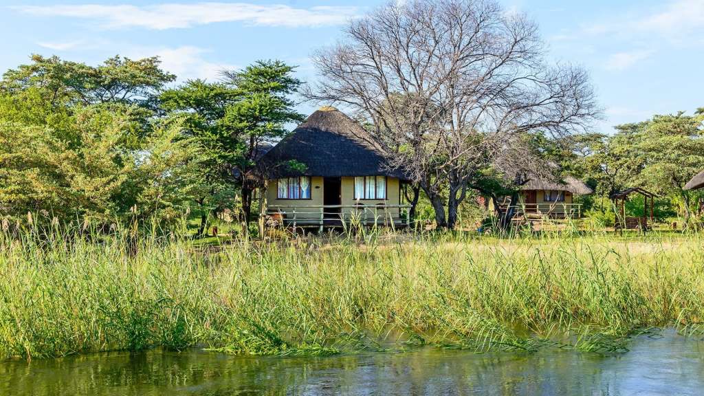 Eine Gruppe von Hütten steht neben einem Fluss