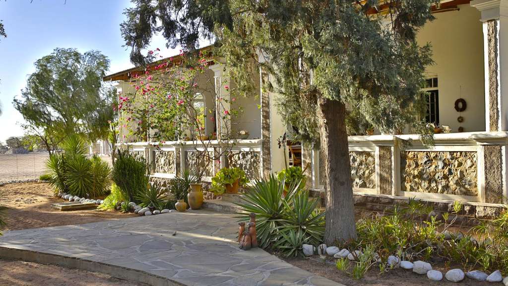 Ein weißes Haus mit einem Steinweg vorne