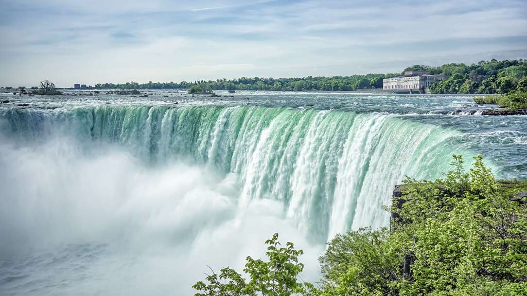 Niagarafälle mit einem Kraftwerk im Hintergrund.