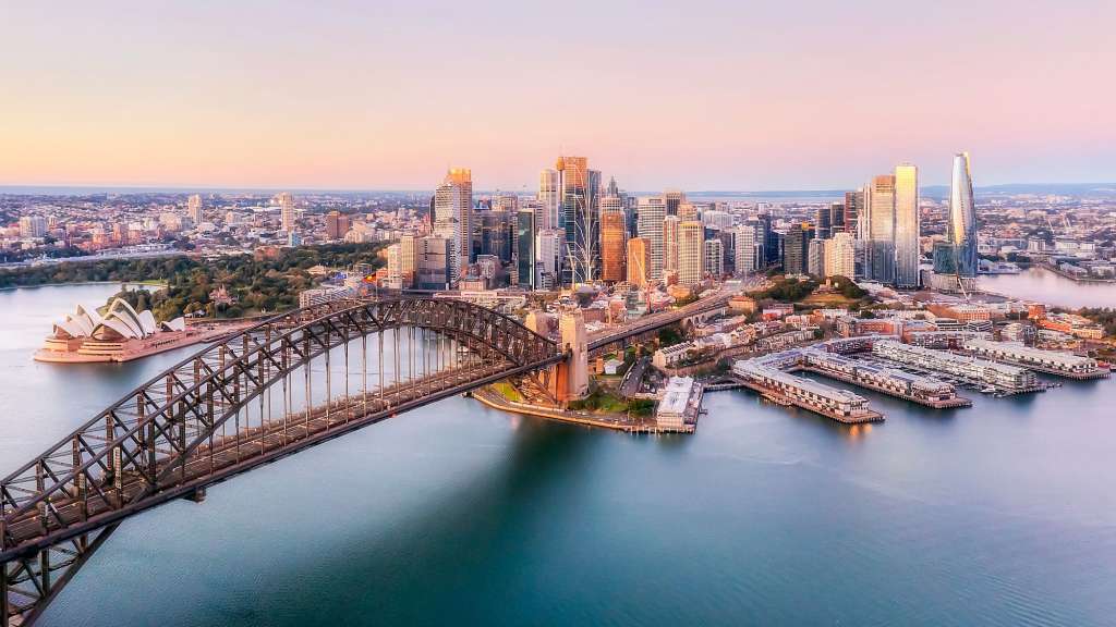 Die sydney harbor bridge mit der opera house im hintergrund