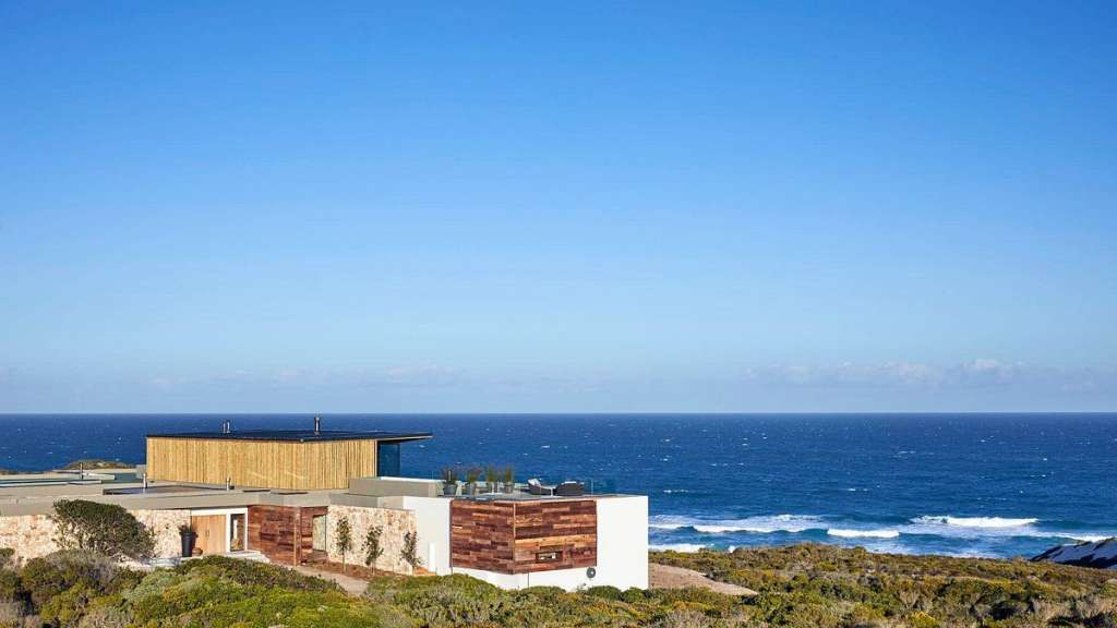 Exklusive Lage: Lodge im Naturschutzgebiet De Hoop Ein Haus auf einem Hügel mit Blick auf den Ozean