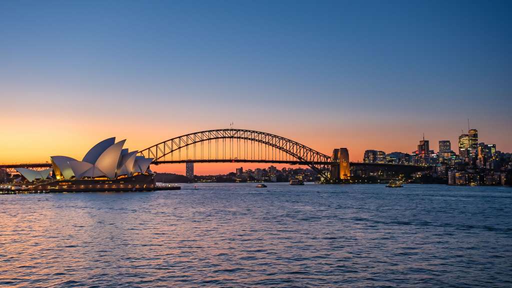 Die sydney harbor bridge mit der opera house im vordergrund