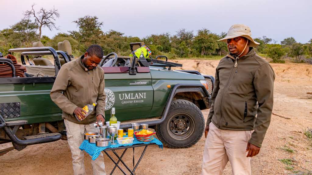 Zwei Männer stehen vor einem umlani-Geländewagen /media/cache/w1024-h576-c1024x576/11121551.jpg.webp