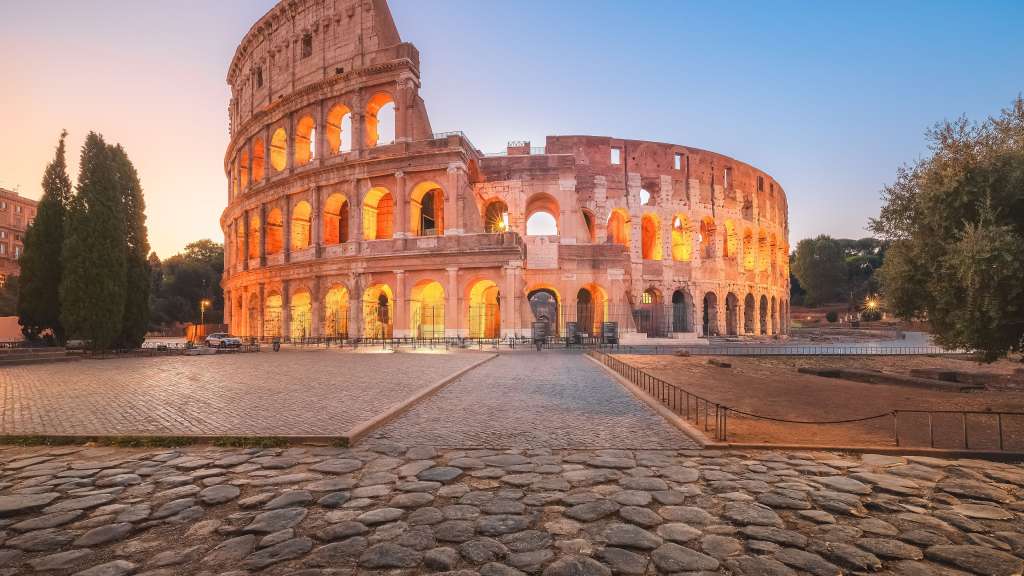 Das römische Amphitheater ist bei Sonnenuntergang beleuchtet