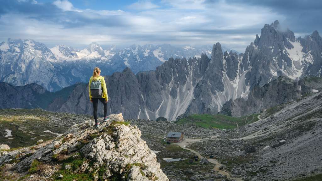 Hochalpine Berggipfel, wolkiger Himmel: Dolomiten