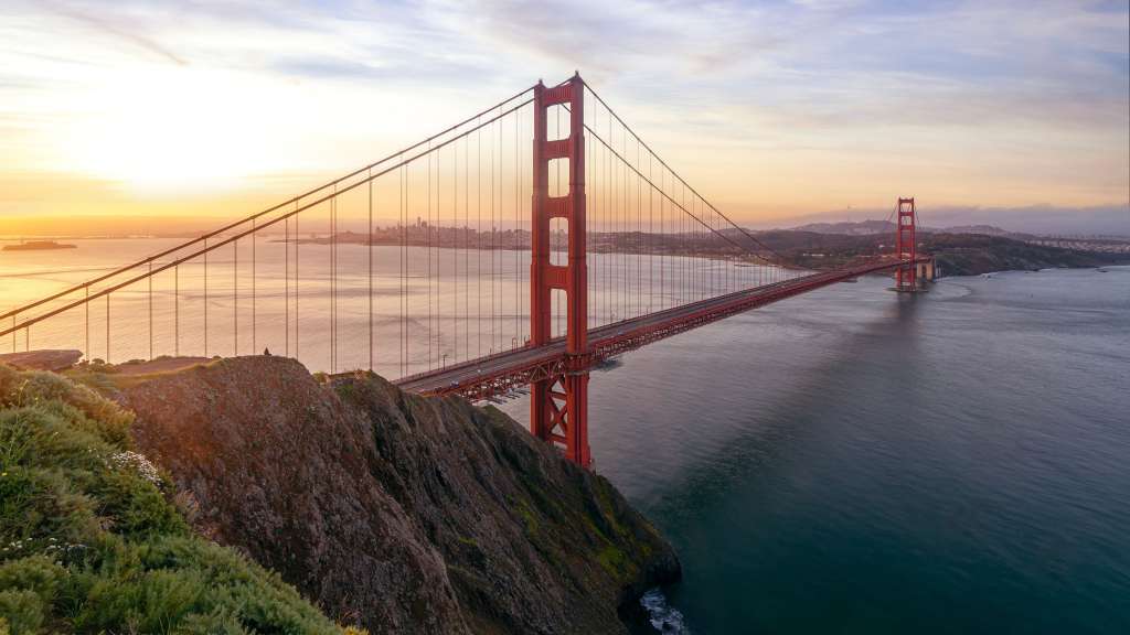 Die golden gate bridge in san francisco bei sonnenuntergang
