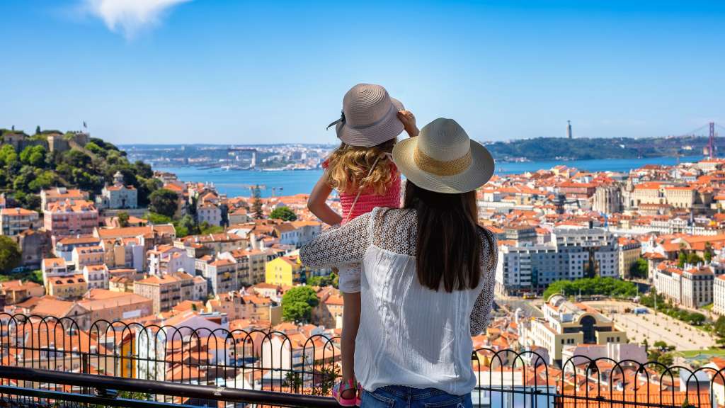 Mutter und Tochter schauen auf Lissabon