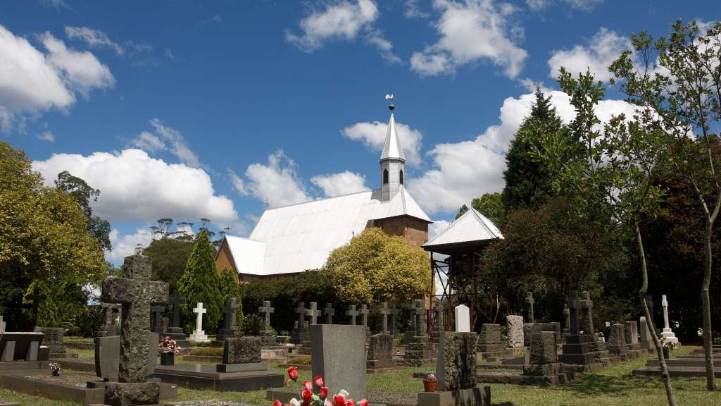 Wie ein Heidedorf vor 100 Jahren: Hermannsburg – ©Mewin Rabe Ein Friedhof mit einer kleinen Kirche im Hintergrund