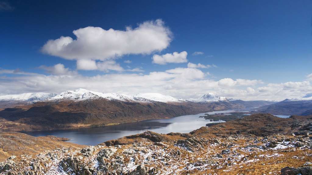 Ein Bergsee mit schneebedeckten Bergen im Hintergrund