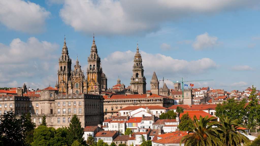 Eine Stadtlandschaft mit einer großen Kathedrale im Hintergrund