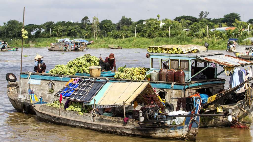 Eine Frau sitzt auf einem Boot mit Bananen darauf