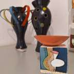 Eine Vase steht neben einer anderen Vase auf einem Tisch