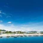 Ein Strand mit vielen Booten im Wasser