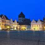 Eine Stadt mit vielen Gebäuden und einem Gebäude mit der Aufschrift ' sparkasse ' darauf