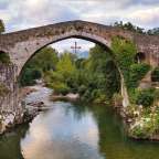 Über tausend Jahre alt: romanische Brücke von Cangas