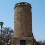 Ein großer Steinturm mit einem blauen Himmel im Hintergrund