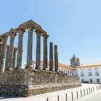 Ein Tempel mit einer Kathedrale im Hintergrund