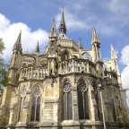 Eine große gotische Kathedrale mit vielen Fenstern