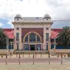 Ein großes Gebäude mit einem Schild auf der Vorderseite, das Museumafrika sagt