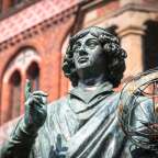 Eine Statue eines Mannes mit einem Globus in der Hand
