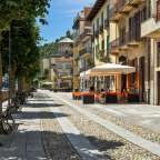 Eine gepflasterte Straße mit einem Restaurant an der Seite