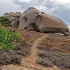 Ein kleiner Pfad führt zu einem großen Felsen