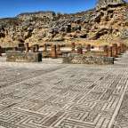 Ein labyrinthförmiger Mosaikboden in einem alten Gebäude