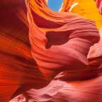 Eine rote und gelbe Felsformation mit einem blauen Himmel im Hintergrund