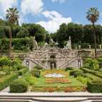 Ein sehr großer Garten mit vielen Blumen und Statuen
