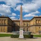Ein Obelisk steht vor einem großen Gebäude