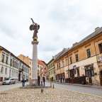 Eine Statue eines Engels auf einem Säulen in einer Stadtstraße